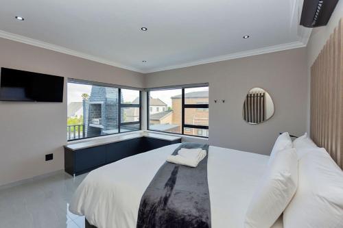 En eller flere senge i et værelse på 4 sleeper luxury apartment with hot tub