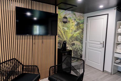 Televiisor ja/või meelelahutuskeskus majutusasutuses Déplacements Pro & Détente- Hébergement Calme avec Spa