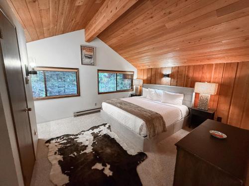 una camera da letto con un letto in una stanza con pareti in legno di Apres Moose a Brenchley Mobile Home Park