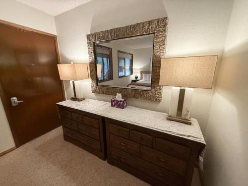 bagno con cassettiera e specchio di Apres Moose a Brenchley Mobile Home Park