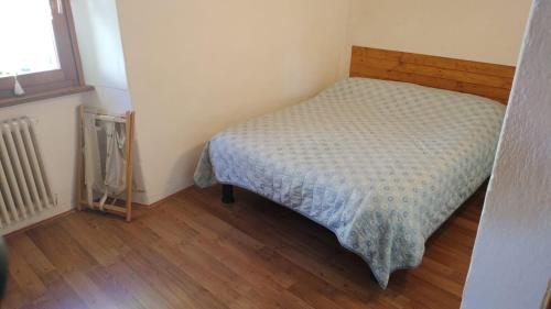 a small bedroom with a bed and a window at Bianca in Premeno