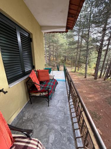 eine Veranda eines Hauses mit Stühlen und einem Fenster in der Unterkunft Streha Pishave in Elbasan