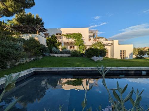 Beautiful villa and pool with sea view