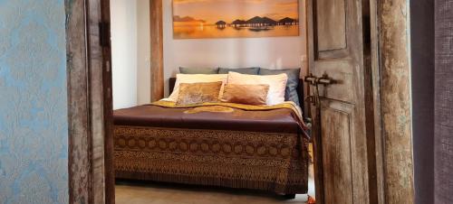 una camera da letto con un letto con cuscini sopra di Atica Penthouse a Tallinn