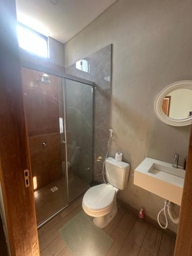 Casa Patiño في Patiño: حمام مع مرحاض ودش ومغسلة