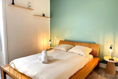 una camera da letto con un letto con un animale di peluche sopra di Le Dourdein - Chic & Confort a Roanne