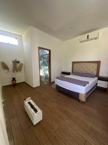 Casa Patiño في Patiño: غرفة نوم مع سرير وأرضية خشبية