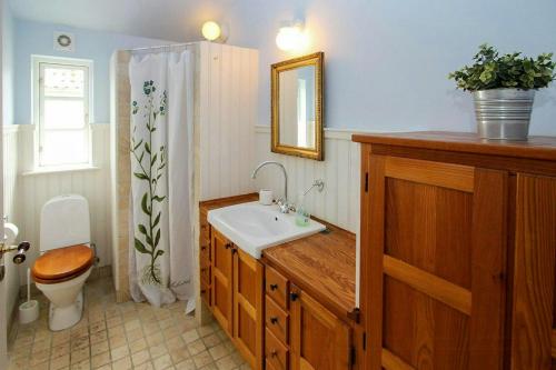 Koupelna v ubytování Authentic Cottage Close To The Beach On Samsø