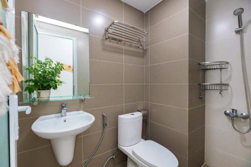 Ένα μπάνιο στο Căn hộ OASKY ngay Tháp Tam Thắng