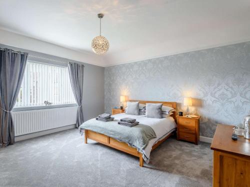 兰迪德诺4 Bed in Llandudno 75466的一间卧室，配有一张大床和一扇窗户。