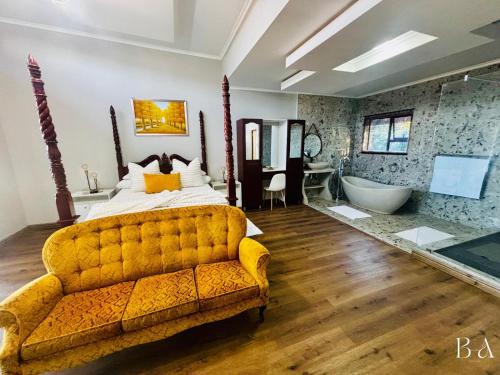 Starlight Inn Boutique Hotel في Humewood: غرفة نوم بسرير كبير وحوض استحمام