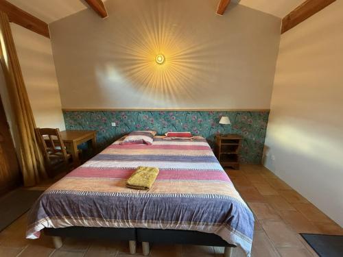 Mas des sauges في Saint-Mathieu-de-Tréviers: غرفة نوم بها سرير كبير في الغرفة