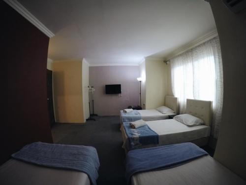 Ein Bett oder Betten in einem Zimmer der Unterkunft Na'iim Budget Hotel