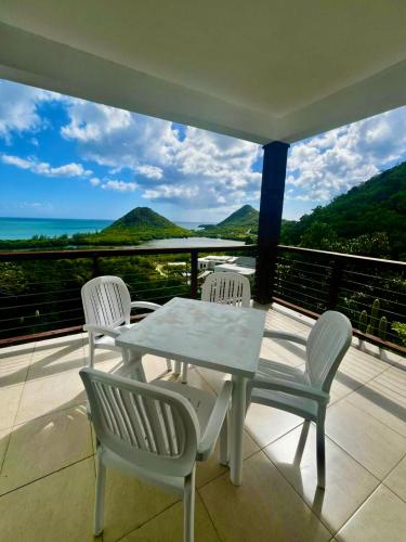 Sunset Moon - Modern 2 Bedroom Apartment with Sea Views near Hermitage Bay