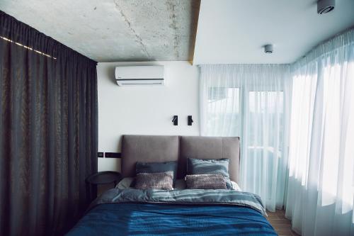 Ένα ή περισσότερα κρεβάτια σε δωμάτιο στο Sloboda Park Loft - 26th Floor - Panoramic View, Kyiv