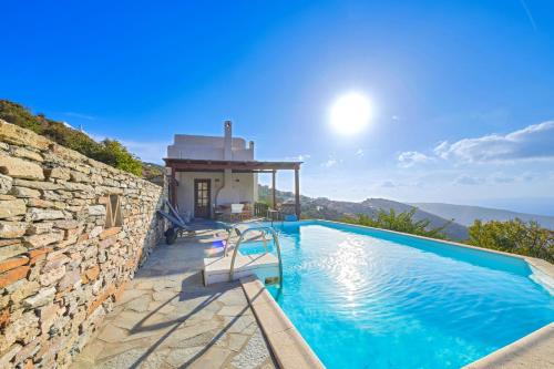 Πισίνα στο ή κοντά στο Family house with a swimming pool 5 minutes from Ioulida