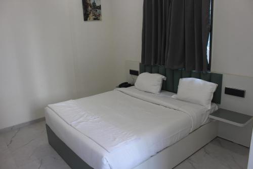 Giường trong phòng chung tại Zenora Stays