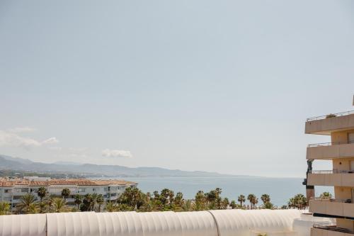 Apartment in the heart of Puerto Banús, with private parking space and communal pool, paddle tennis court and gym