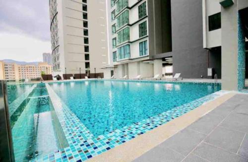 丹绒道光High floor Seaview 2BR Jazz Suite Bathtub &Sauna的建筑物中间的游泳池