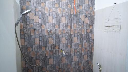 WonosariにあるGuest House Poerto Lemonのバスルーム(タイル張りのシャワー付)が備わります。