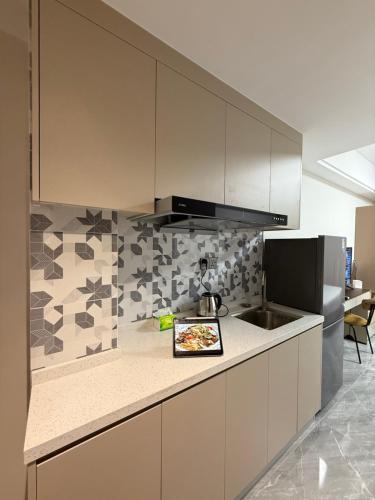 una cucina con bancone e foto di SB Condo Sihanoukville -700m To U MALL a Sihanoukville