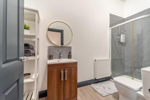 Koupelna v ubytování 5 Bed in Galston oc-s33451