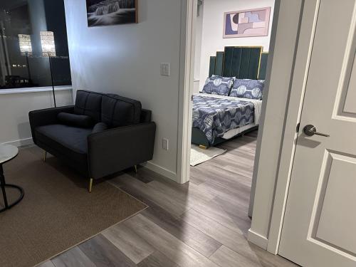 Ένα ή περισσότερα κρεβάτια σε δωμάτιο στο Luxury 1Beds and 2Beds in Downtown Edmonton close to Rogers