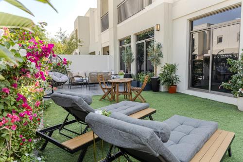 Luxury 5 bed Villa close to Pool, Gym and Play Areas
