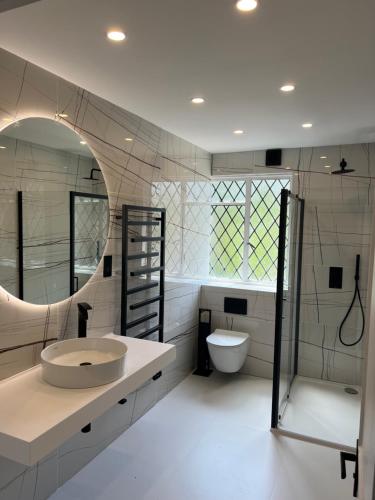 Ένα μπάνιο στο Private Guest House with full kitchen living room and utility room Completely Separate from the Main House