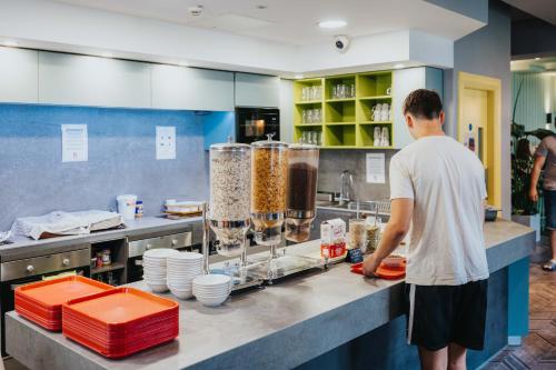 Jídlo v hostelu nebo okolí