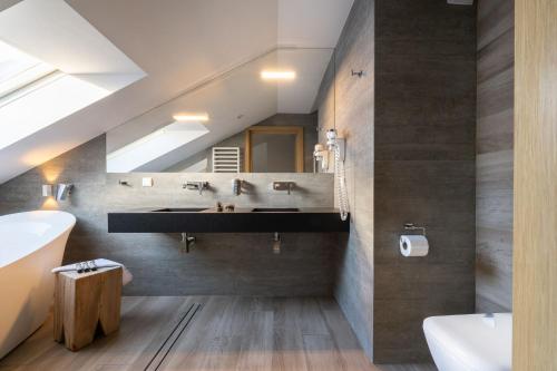 Ένα μπάνιο στο Hotel ZAWRAT Ski Resort & Spa