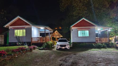 Ban Na Yangอินทนนท์ บ้านพักเล่าจู Inthanon Laoju House的夜间停在房子前面的汽车