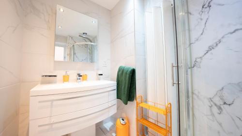 Et badeværelse på Stylish 4-Bed House in Arley