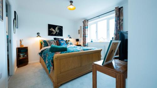 En eller flere senge i et værelse på Stylish 4-Bed House in Arley