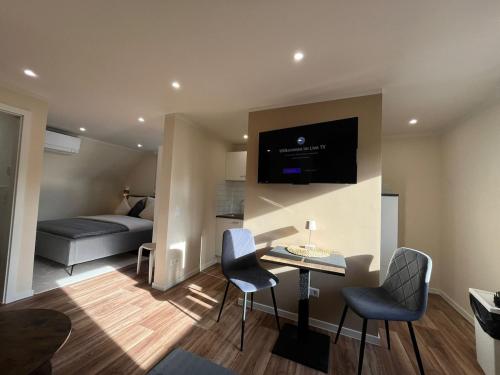 un soggiorno con un letto, un tavolo e delle sedie di Lumio Apartment 2 a Karlsruhe