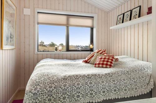 a bedroom with a bed and a window at 1071-Thisted-Gravsesvej-30 in Klitmøller