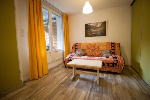 un soggiorno con un divano e un tavolo di Résidence Pyrénées Zenith a Luz-Saint-Sauveur