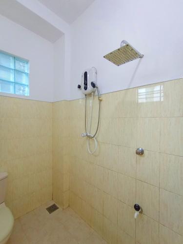 a bathroom with a shower and a toilet at Allan Guest Mirissa in Bandaramulla