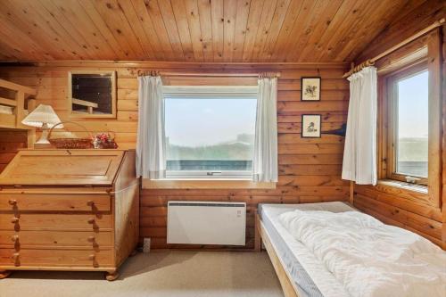 凡岛FAN077-Fano-Helmvej-26的一间卧室，配有一张床、一张书桌和一扇窗户