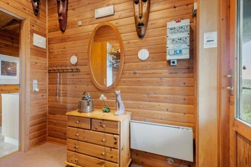 凡岛FAN077-Fano-Helmvej-26的带浴缸、水槽和镜子的浴室