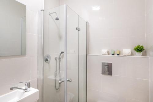 ein weißes Badezimmer mit Dusche und Waschbecken in der Unterkunft Da Vinci in Jerusalem