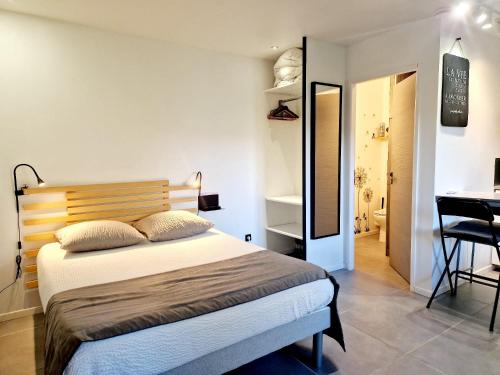 Letto o letti in una camera di WOOD - Gîte meublé & confort Drôme - Écolodgîte