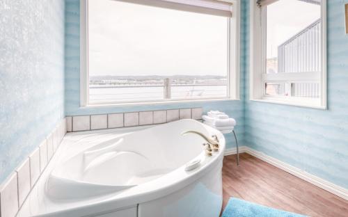 Ένα μπάνιο στο Oceans Edge - Anchor Pier Lodge