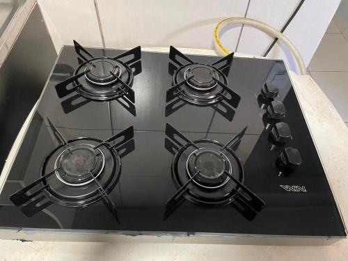 Casa Confortável e Prática de 1 Quarto acomoda até 5 pessoas في فوز دو إيغواسو: قمة الموقد فيها اربع شعلات