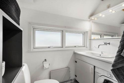 Koupelna v ubytování 6645-Hvide-Sande-Nymandsbjerg-10