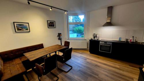 Wohnung zentral zwischen Gladbeck und Buer في غلادبك: غرفة معيشة بها طاولة ومطبخ