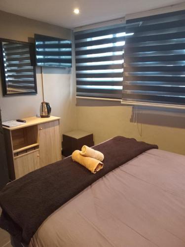 Un dormitorio con una cama con una toalla encima. en 1 on Eden, en Pinetown