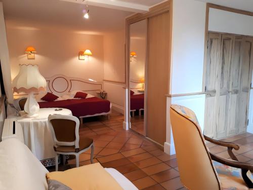 Ένα ή περισσότερα κρεβάτια σε δωμάτιο στο Mas De Bouvau