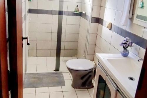 Ванная комната в Well-located apartment, 3 blocks from the beach