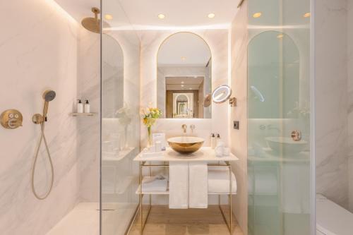 ein Badezimmer mit Waschbecken und Dusche in der Unterkunft Royal Hideaway Casablanca in Casablanca